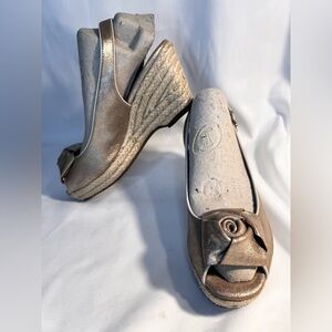 SOFFT SANDALS 1259992 LEATHER Floral Slingback Espadrille Wedge Shoe Gold 6.5 M